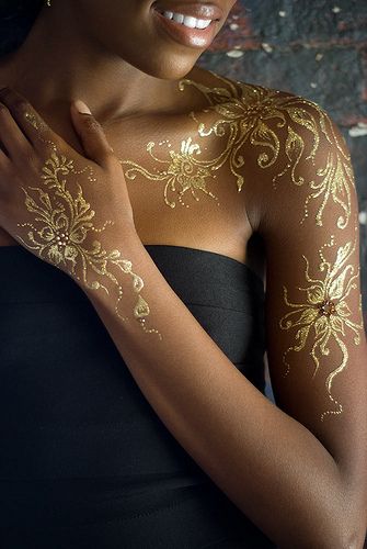 Bengelen Sluier van mening zijn Fashion trends: gouden en zilveren metallic tattoo's | Glamourista - kapsels